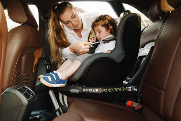 Fallos al usar la sillita del coche: el orden de los cinturones marca la diferencia